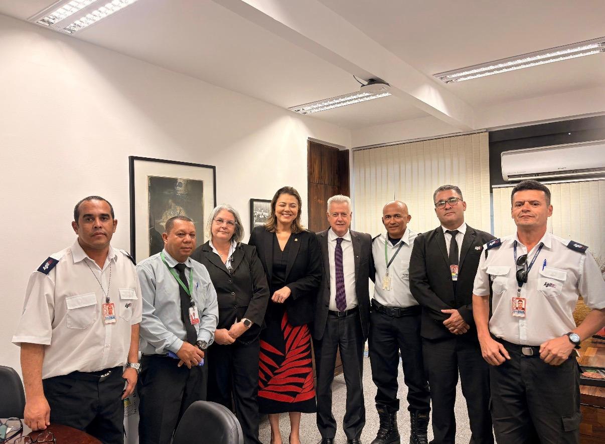 Reunião de representantes e trabalhadores em ambiente institucional