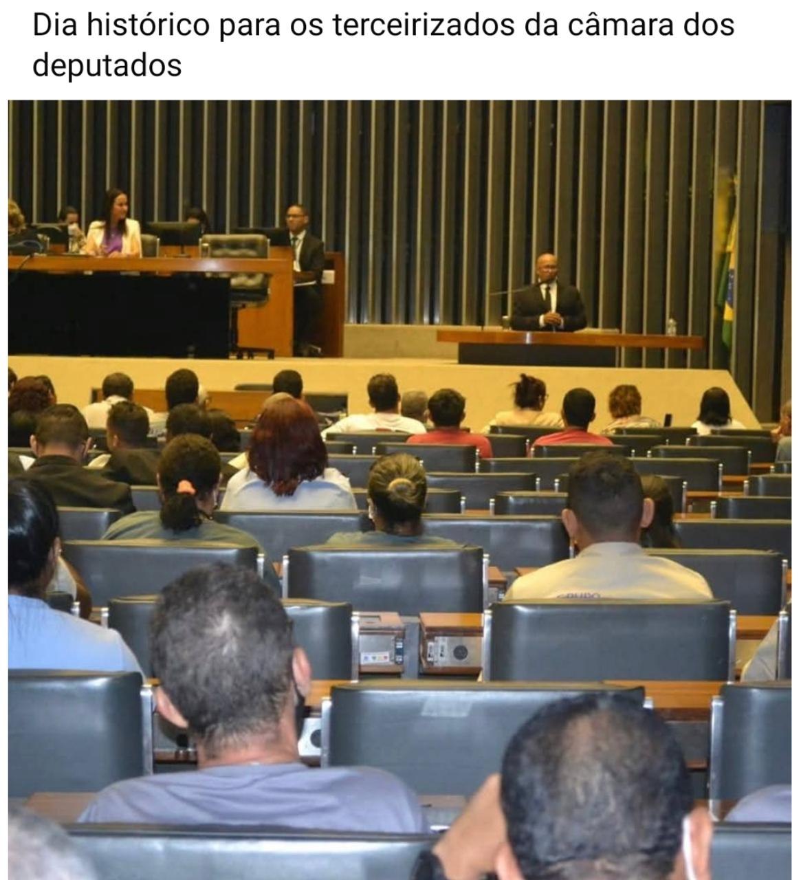 Sessão em plenário com participantes
