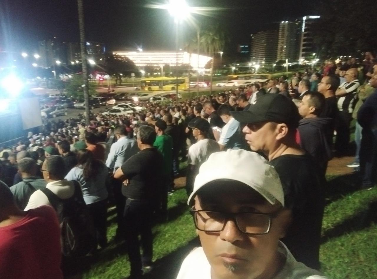 Mobilização noturna de trabalhadores em espaço aberto