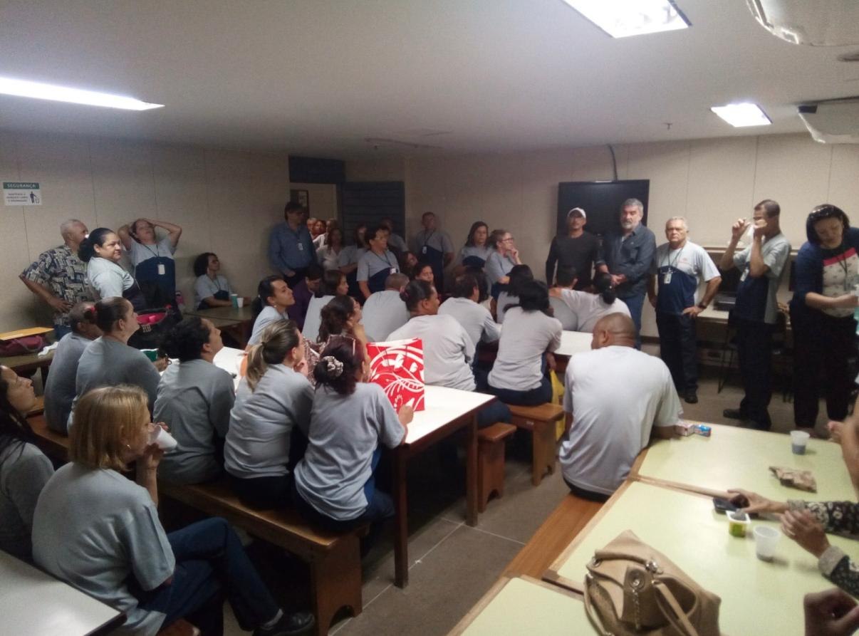 Trabalhadores reunidos em sala