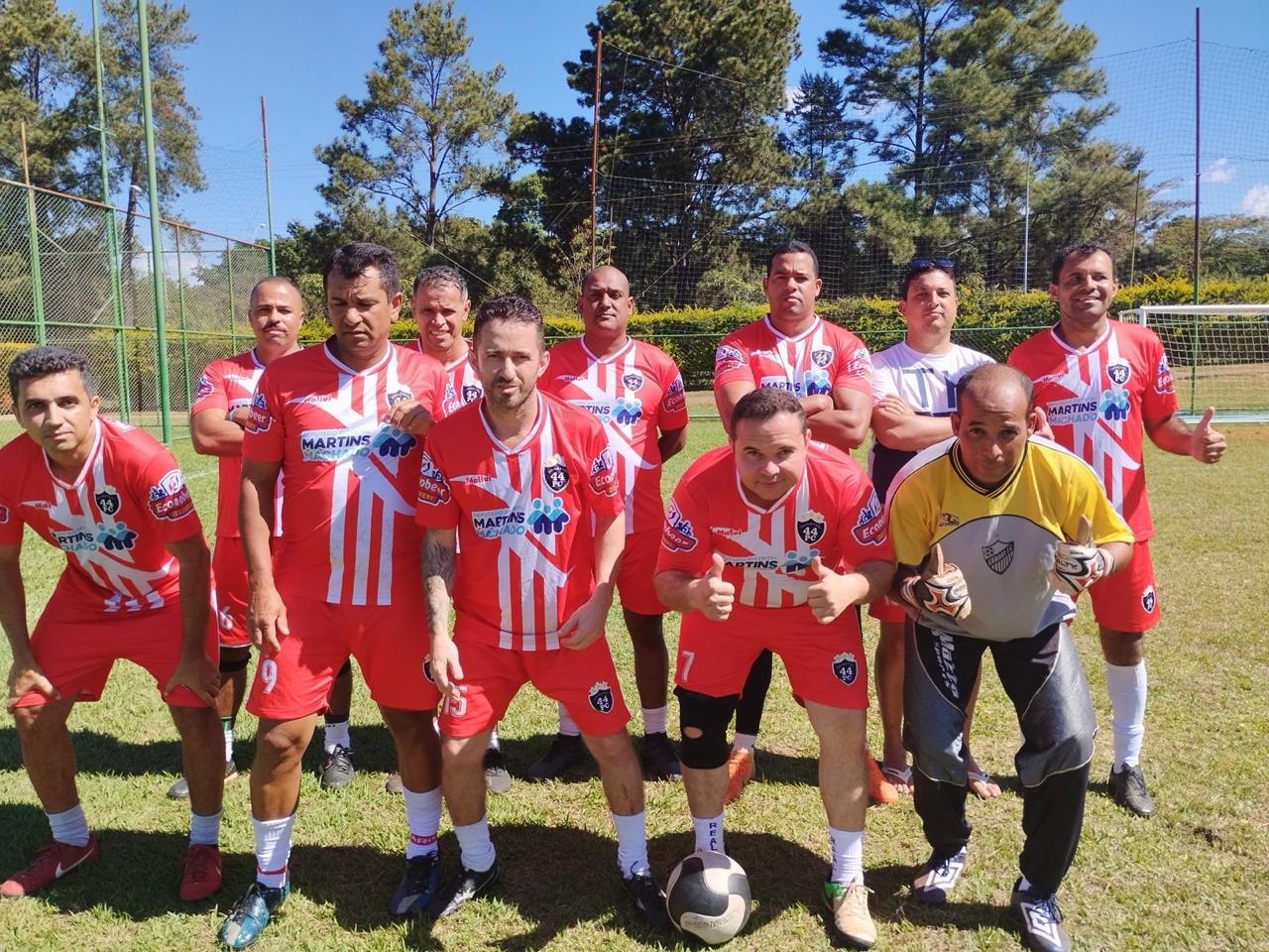 Equipe de futebol reunida em campo